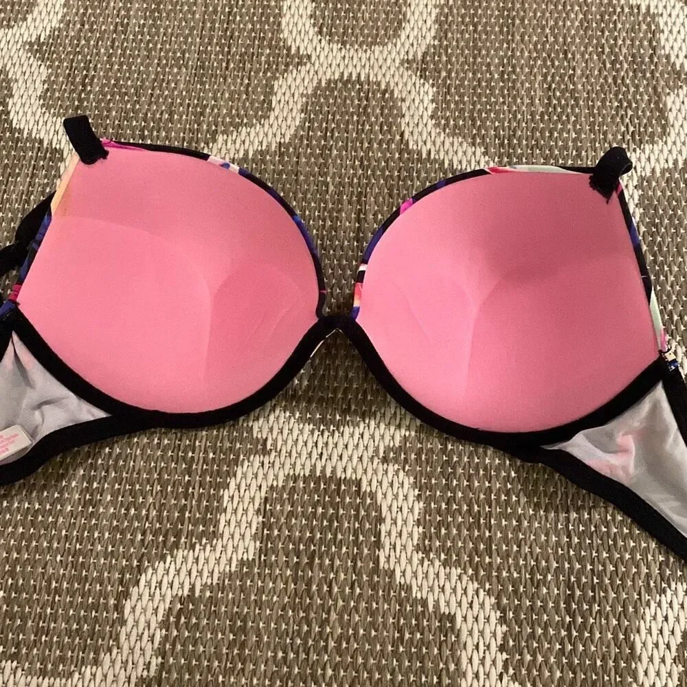Victoria’s Secret push-up bra size 32DDD ￼